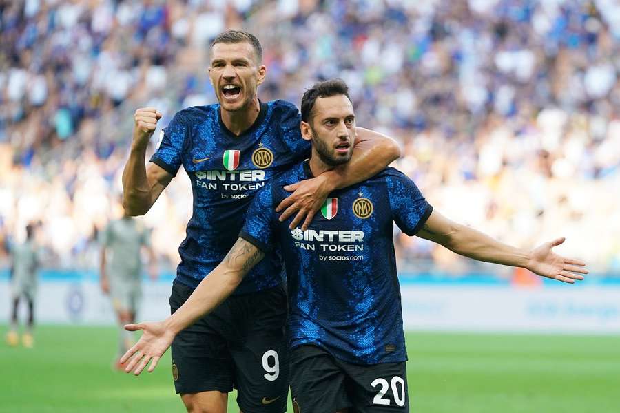 Džeko i Calhanoglu přišli do Interu po konci smlouvy jako volní hráči. Džeko i Calhanoglu přišli do Interu po konci smlouvy jako volní hráči.