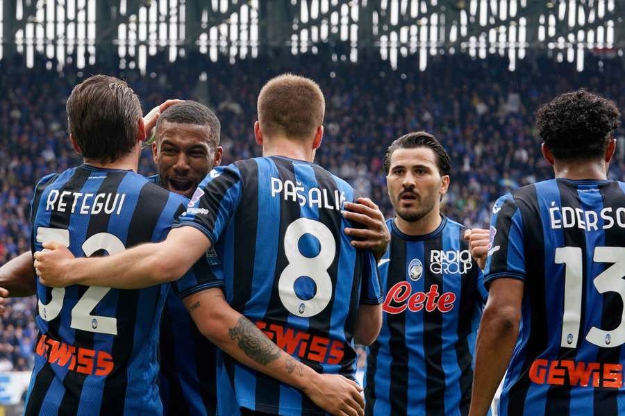 Mateo Retegui esulta insieme a Mario Pasalic e Isak Hien il gol contro il Bologna