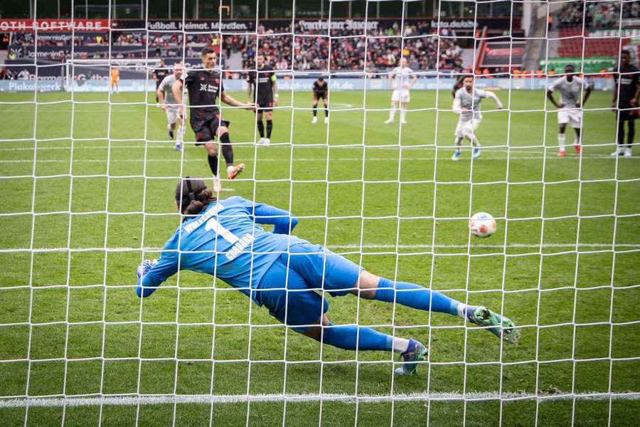 Patrik Schick proti Wolfsburgu vyrovnal z penalty na 3:3. Patrik Schick proti Wolfsburgu vyrovnal z penalty na 3:3.