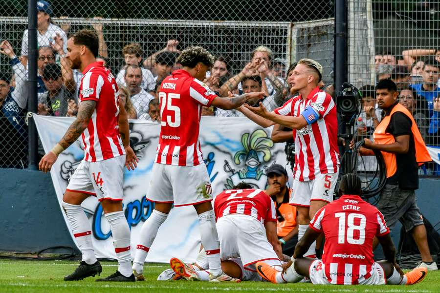 Estudiantes celebra un gol