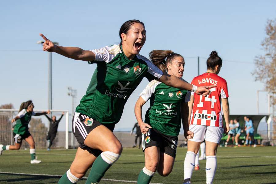 Las jugadoras del Cacereño celebran el tanto de Rana Okuma ante el Athletic en la Copa de la Reina