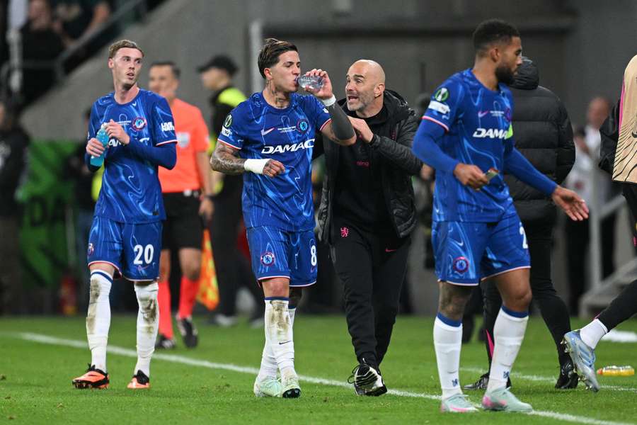 Enzo Maresca im Gespräch mit seinem Schützling Enzo Fernandez (2. v. l.).