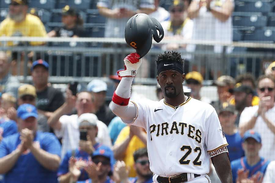 McCutchen tips his cap to the crowd after hitting a single to register his 2000th career major league hit