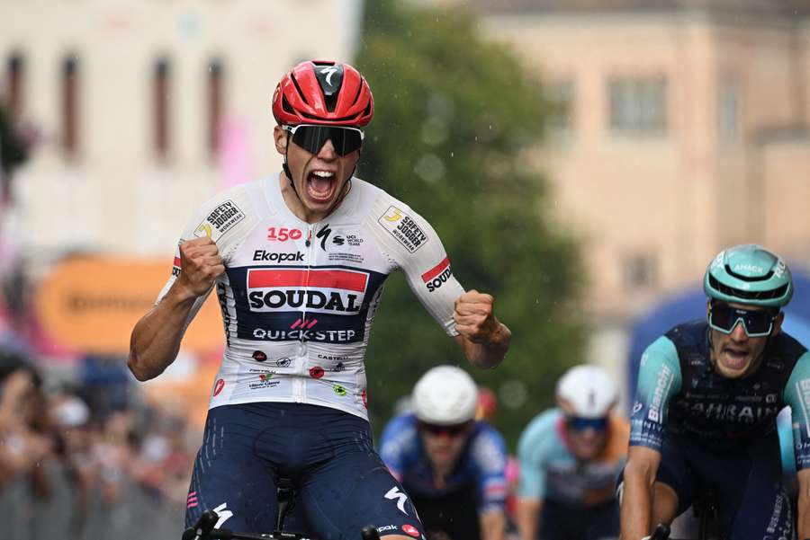 Paul Magnier festeggia la vittoria nella 18ª tappa Paul Magnier festeggia la vittoria nella 18ª tappa