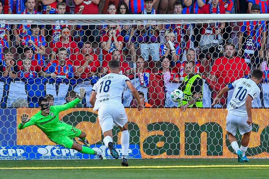 Michal Trávník ze Slovácka překonává z penalty gólmana Plzně.