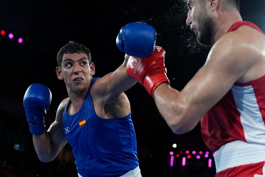 Ayoub Ghadfa din Spania și Bakhodir Jalolov din Uzbekistan la categoria  92 kg 