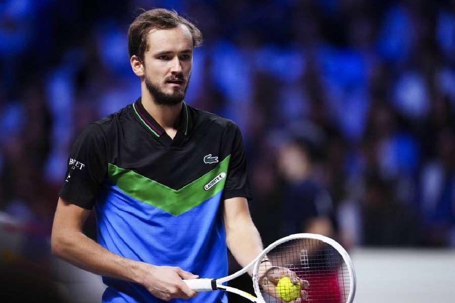 Medvedev vence Tsitsipas e enfrentará Sinner na final do ATP 500 de Viena