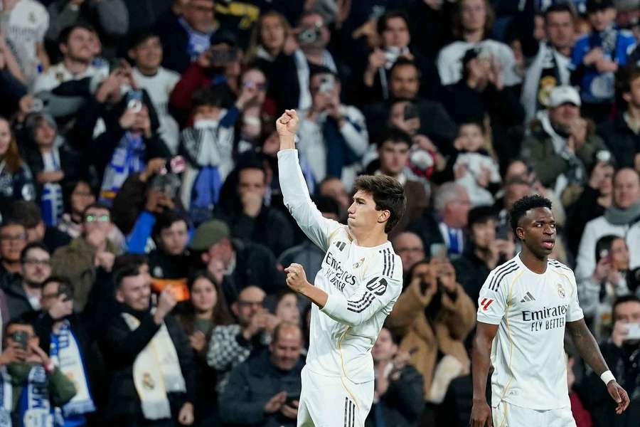 Le Real ne fait qu'une bouchée de la Real Sociedad et met la pression sur le Barça Le Real ne fait qu'une bouchée de la Real Sociedad et met la pression sur le Barça