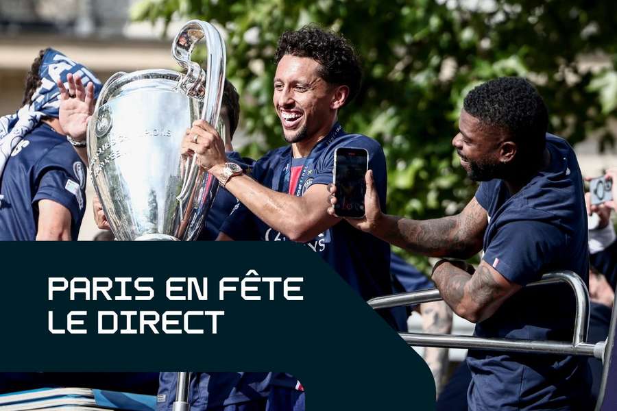 Marquinhos tenant la coupe ce dimanche.