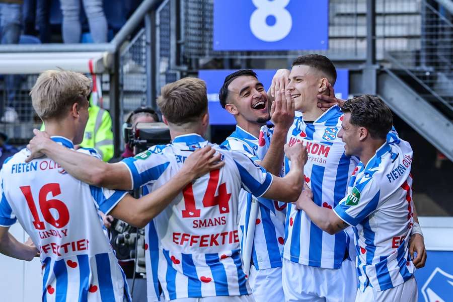 Heerenveen celebrate Milos Lukovic's 2-0 against Feyenoord