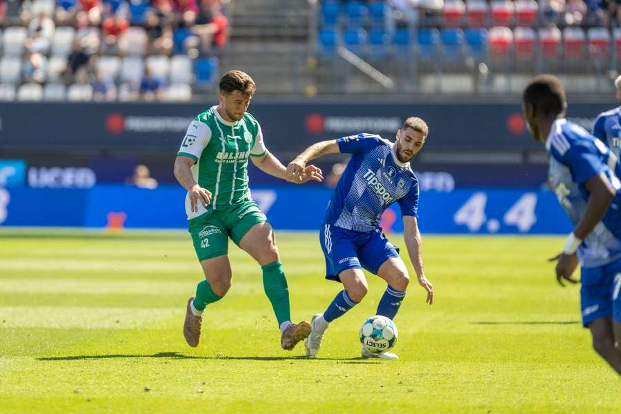 Vojtěch Smrž z Bohemians a Danijel Šturm z Olomouce v souboji o míč. Vojtěch Smrž z Bohemians a Danijel Šturm z Olomouce v souboji o míč.
