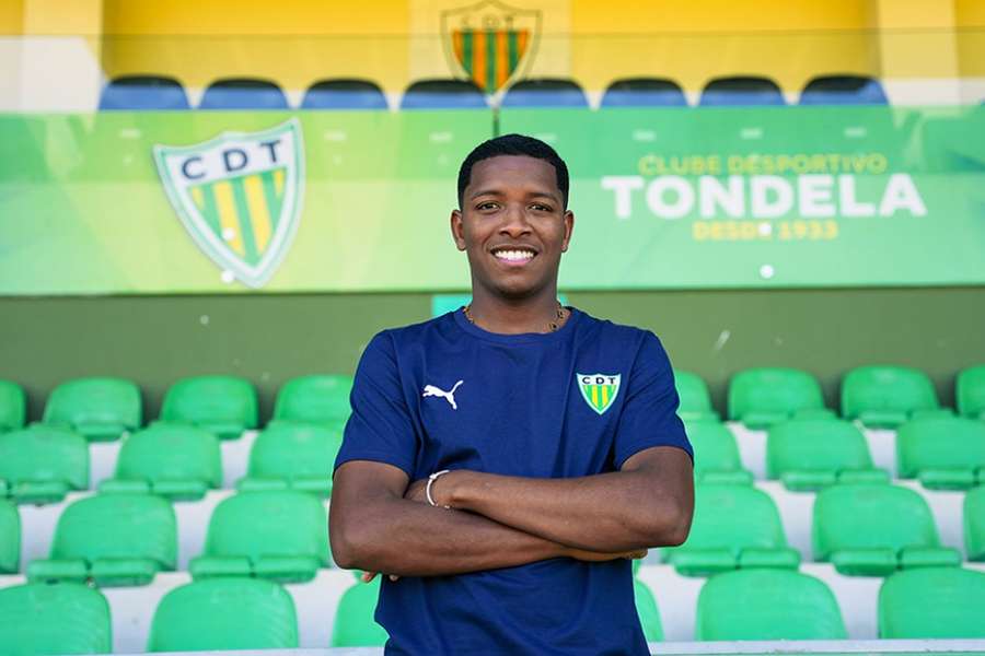 Yarlen Augusto apresentado no Tondela
