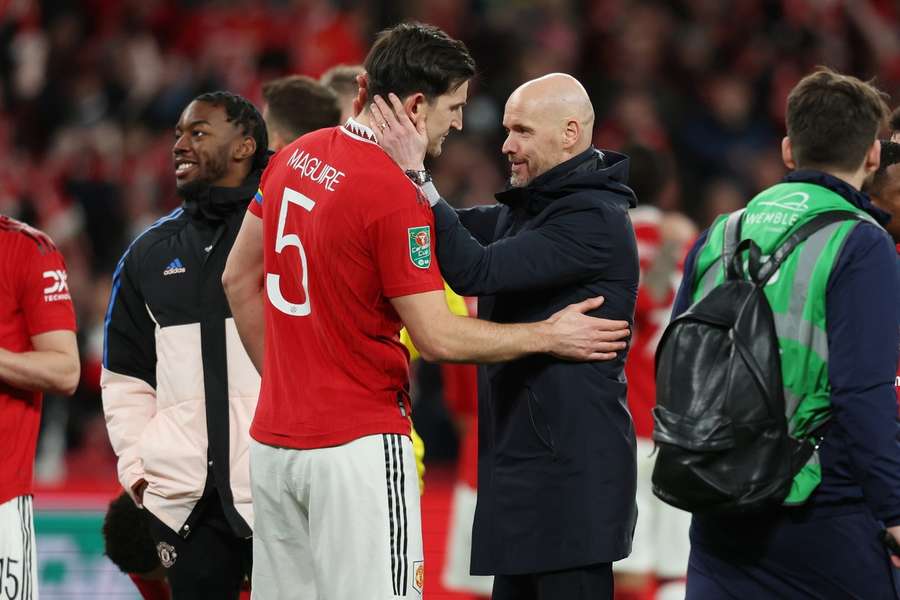 Ten Hag en Maguire na de finale van de Carabao Cup tegen Newcastle op 26 februari