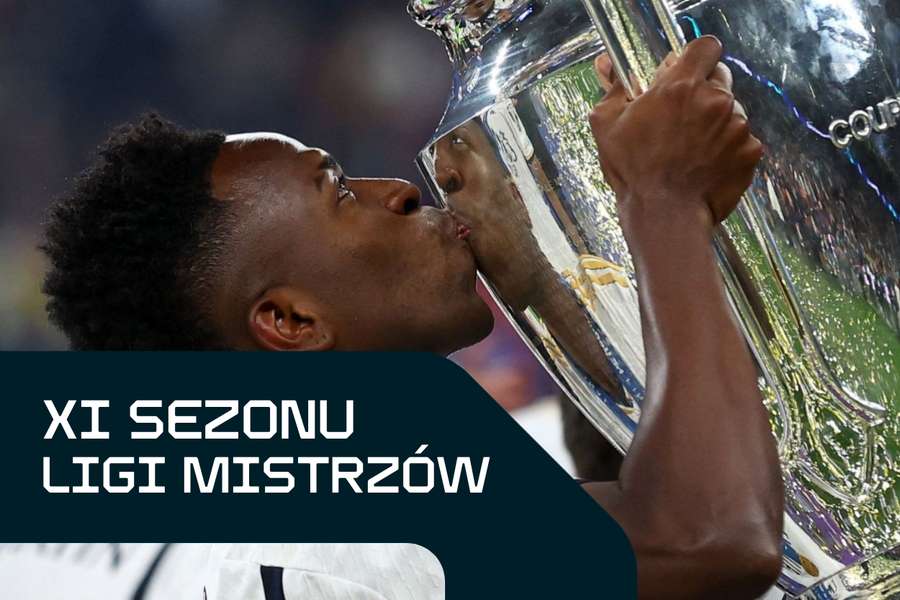 Vinicius Junior całuje trofeum, świętując po wygraniu Ligi Mistrzów UEFA