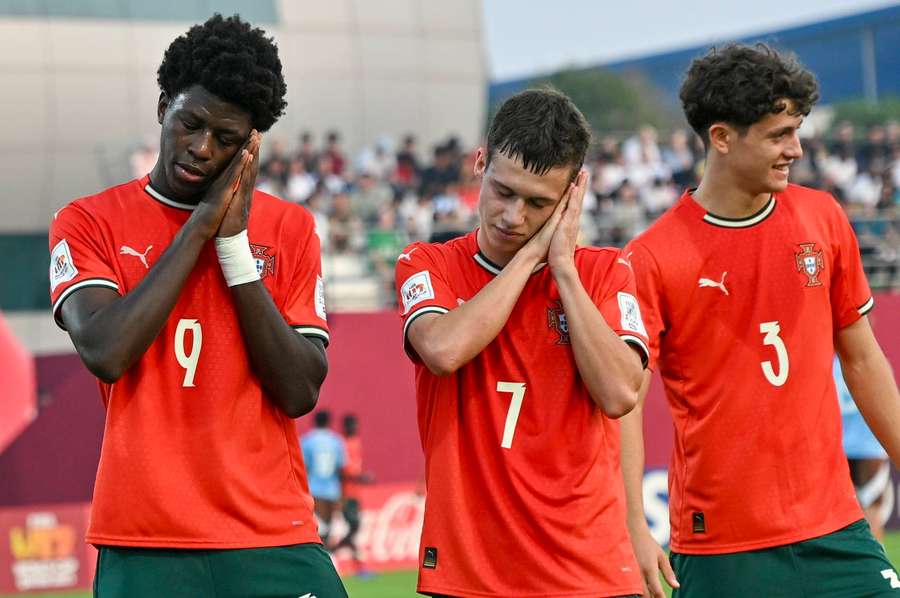 Jovens portugueses celebram golo de Anísio Cabral