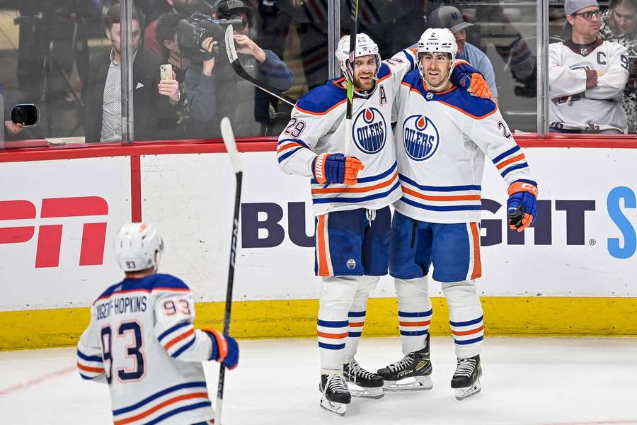 Leon Draisaitl (M., Nr. 29) hatte in der regluären Saison mit den Oilers viel Grund zum Jubeln.