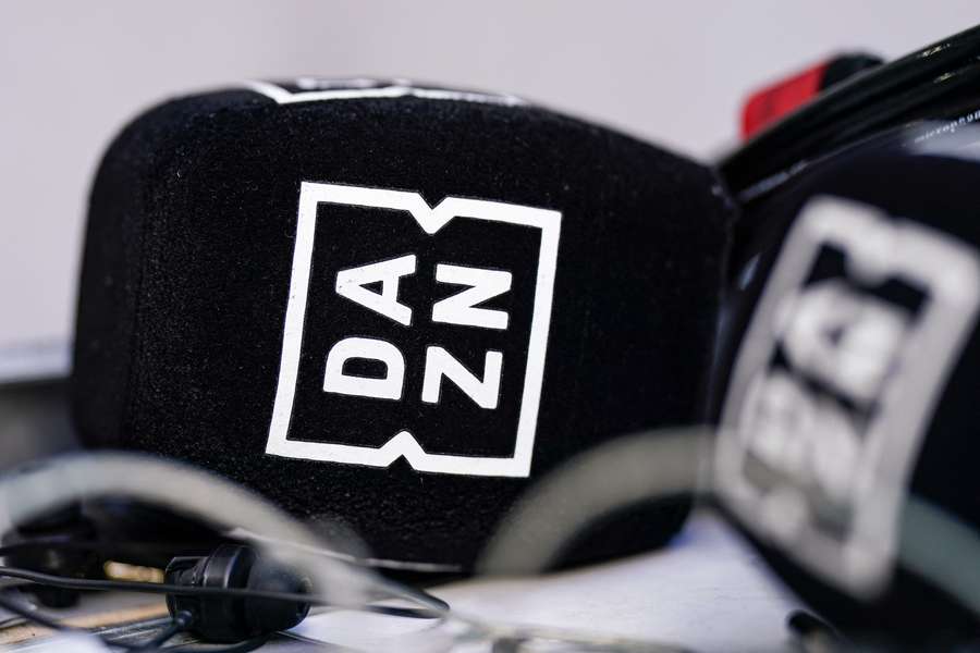 Des micros DAZN. Des micros DAZN.