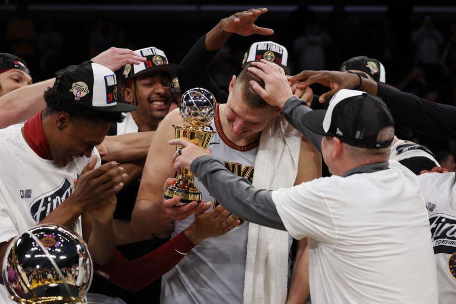 Jokic avec son équipe après avoir reçu le trophée de MVP le 22 mai dernier.