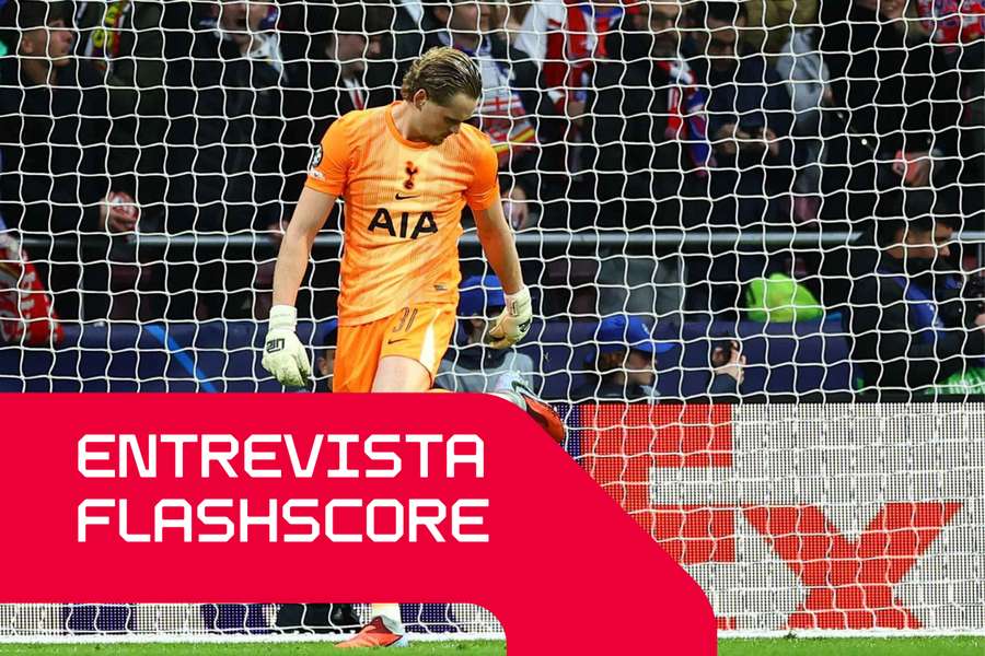 Antonin Kinsky verifica os pitons após sofrer o primeiro golo