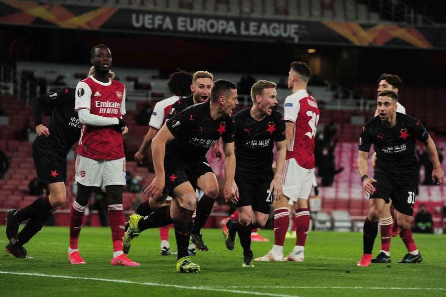 Slávisté na prázdném Emirates Stadium slaví Holešův (v popředí) gól.