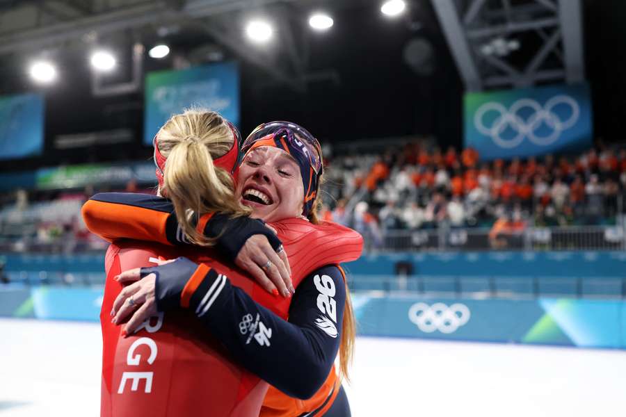 La Néerlandaise Antoinette Rijpma-de Jong (R) enlace la Norvégienne Ragne Wiklund après la course de patinage de vitesse sur 1500m
