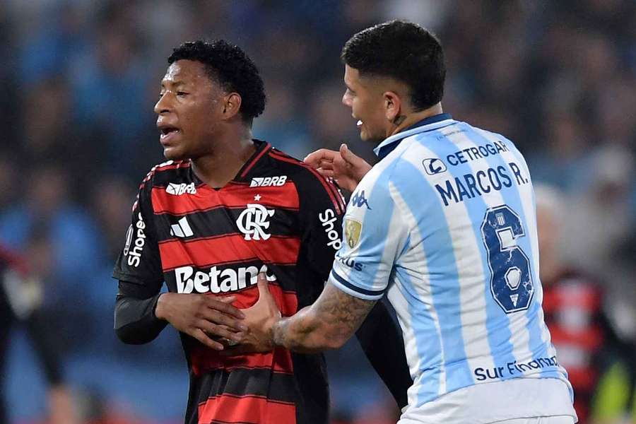 Gonzalo Plata foi expulso na semifinal de 2025 após lance envolvendo Marcos Rojo, agora no Estudiantes
