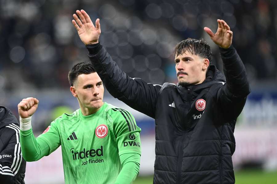 Frankfurts Abwehrchef Robin Koch (r.) 