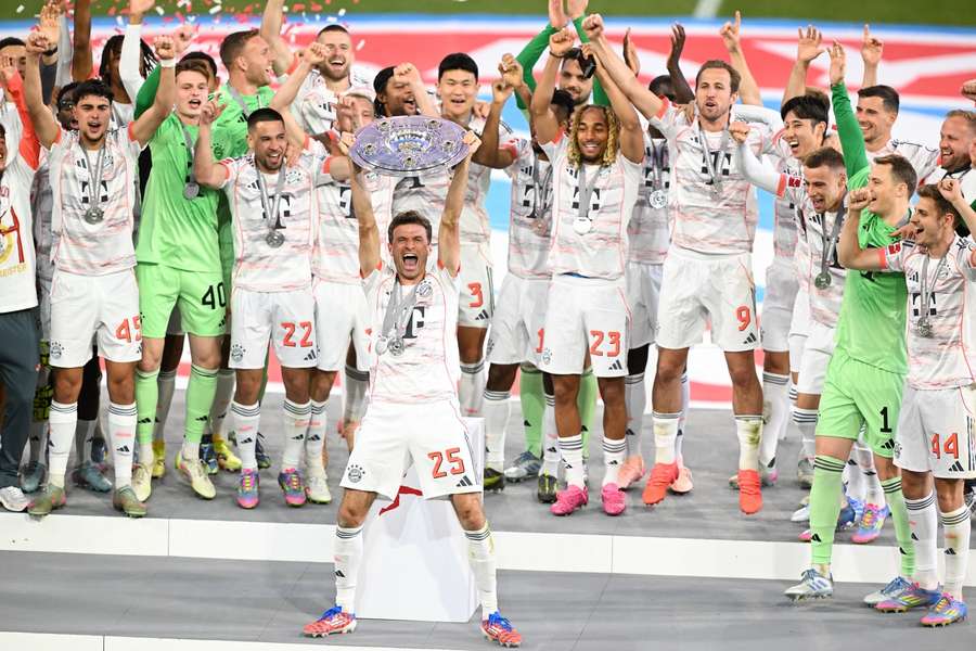 Thomas Müller und der FC Bayern feiern die Meisterschaft