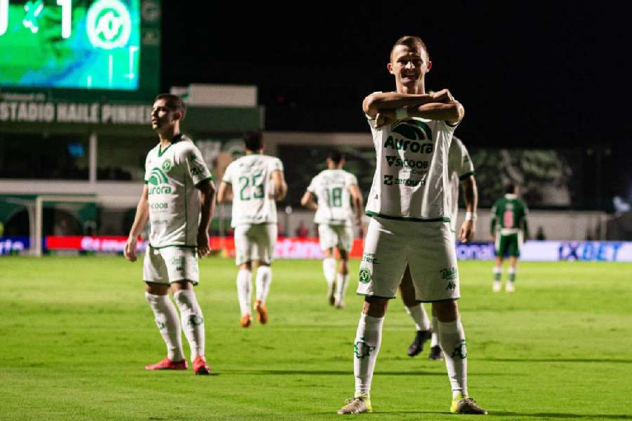 Chapecoense vence confronto direto contra Goiás e pula para vice-liderança da Série B