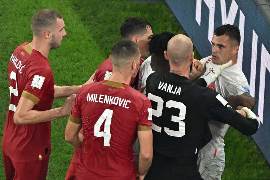 Os festejos polémicos de Granit Xhaka causaram momentos de tensão com os jogadores da Sérvia