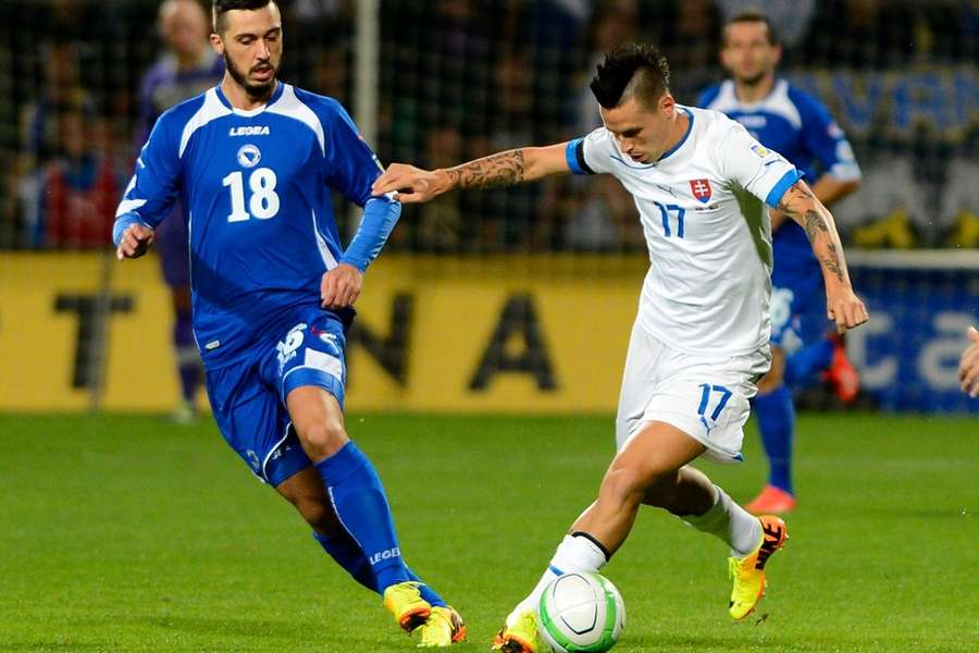 Slowakije's Marek Hamšík en Bosnië en Herzegovina's Haris Mudunjanin in actie tijdens de WK-kwalificatiewedstrijd op 10 september 2013