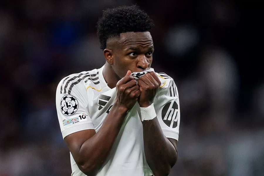 Vinicius besa el escudo del Real Madrid