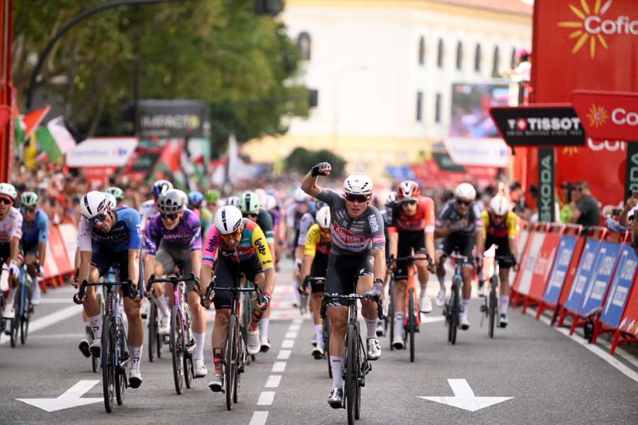 Jasper Philipsen (Alpecin-Deceuninck) ganhou a 19.ª etapa da Volta a Espanha