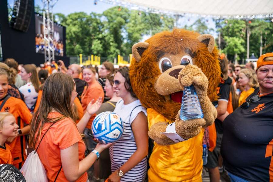 Een plaatje van de fandag van de Oranjevrouwen afgelopen juni