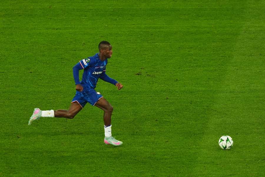 Nicolas Jackson con el balón en la final de la Conference League
