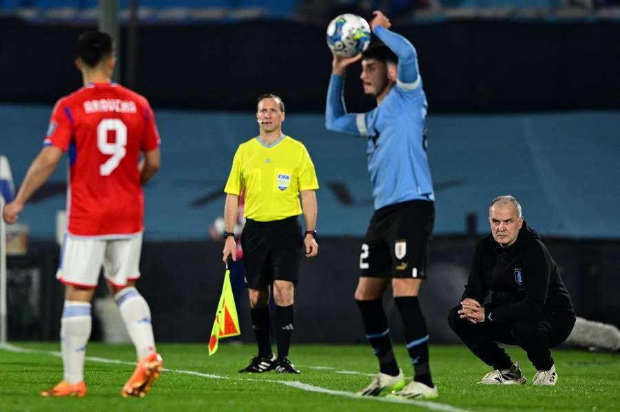 Bielsa deixou Cavani e Suárez de fora da primeira convocação das Eliminatórias Bielsa deixou Cavani e Suárez de fora da primeira convocação das Eliminatórias