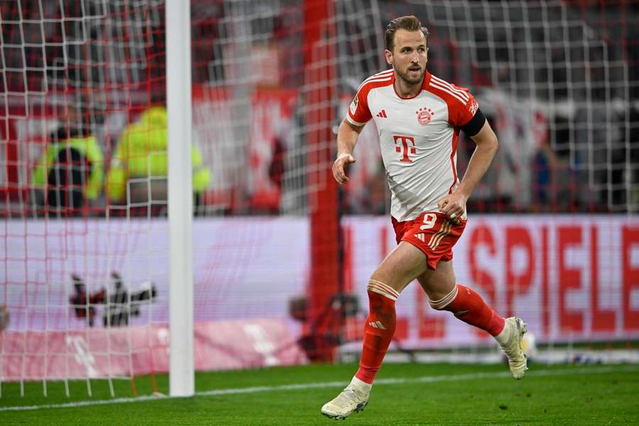 Harry Kane iført Skechers støvler efter en scoring i Bayern München