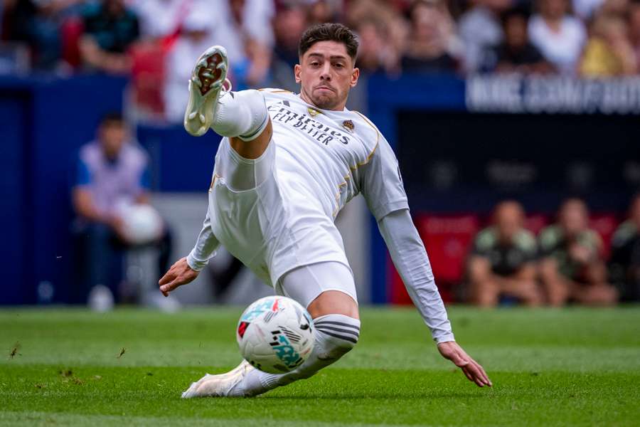 Fede Valverde  se lanza a por un balón