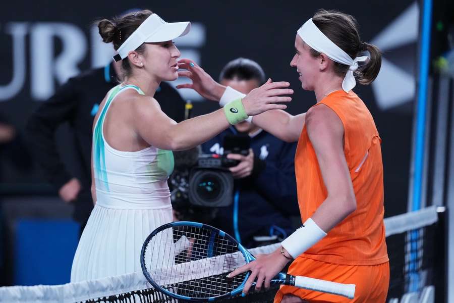 Belinda Bencicová a Nikola Bartůňková po souboji na Australian Open.