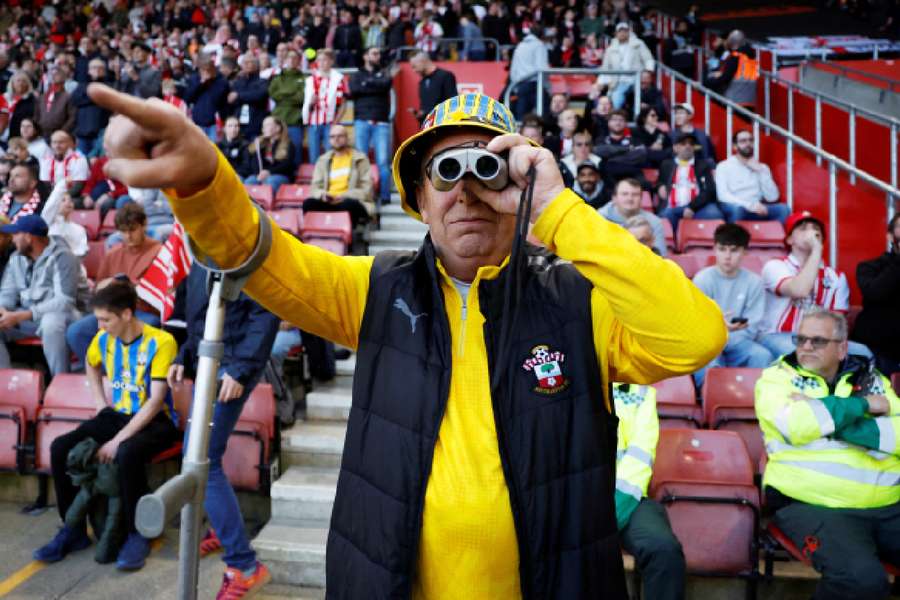 Un fan Southampton cu binoclu este surprins în tribune în timpul meciului Un fan Southampton cu binoclu este surprins în tribune în timpul meciului