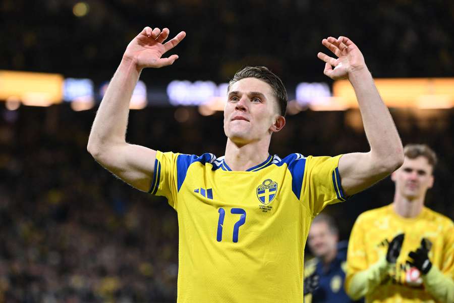 Viktor Gyökeres célèbre la qualification de la Suède pour la Coupe du monde 2026 après la victoire 3-2 face à la Pologne, le 31 mars 2026 à Solna.