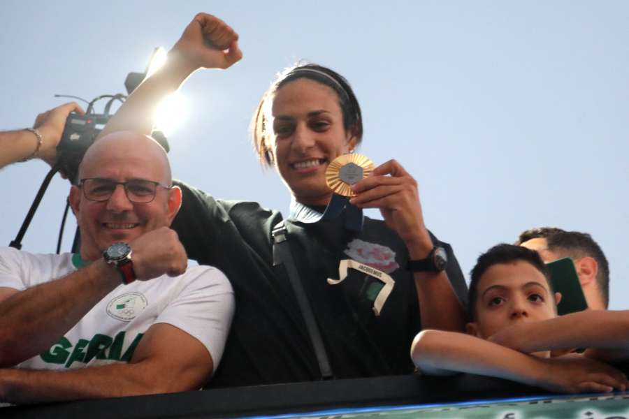 Imane Khelif durante o desfile na sua cidade natal de Tiaret