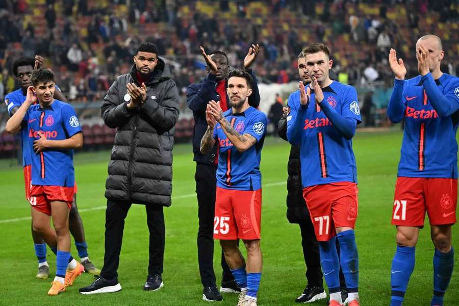 Malcolm Sylas Laouari Edjouma, Baba Alhassan, Alexandru Mihail Baluță, Juri Cisotti, Andrei Cosmin Gheorghita si Vlad Iulian Chiricheș salută galeria.