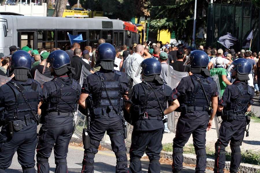 Aufeinandertreffen beider Lager sind in Italien gefürchtet, ein großes Polizeiaufgebot längst Usus