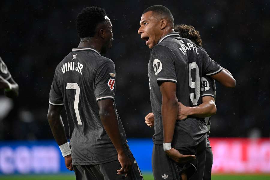 Mbappé y Vinícus celebran el gol del primero