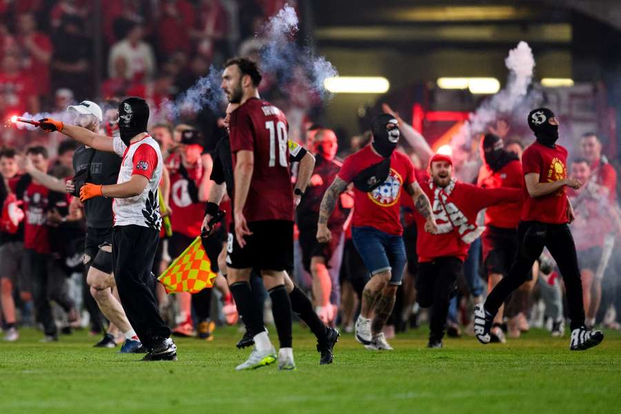 Víkendové derby mělo divoký konec.
