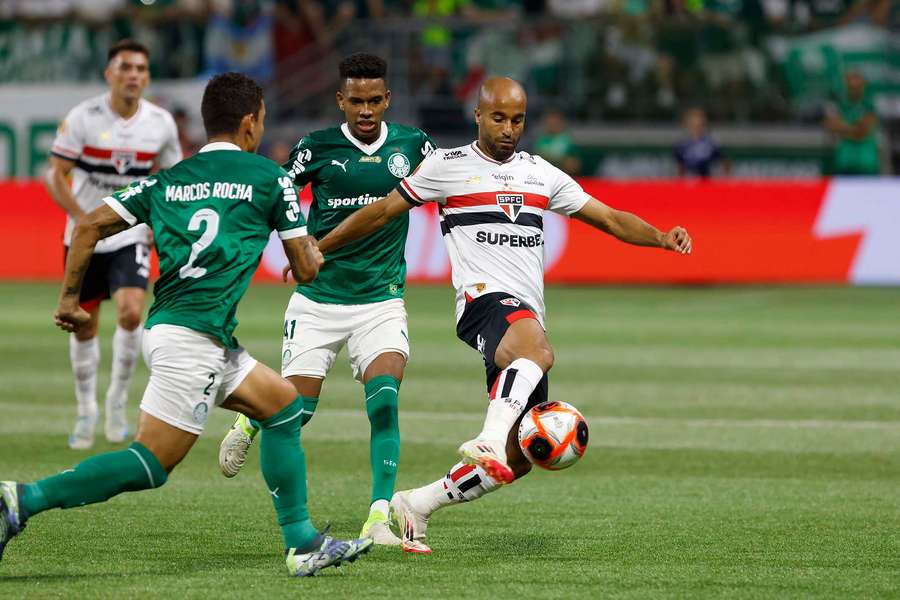 Poupado no 1º tempo, Lucas jogou a 2ª etapa, mas pouco produziu