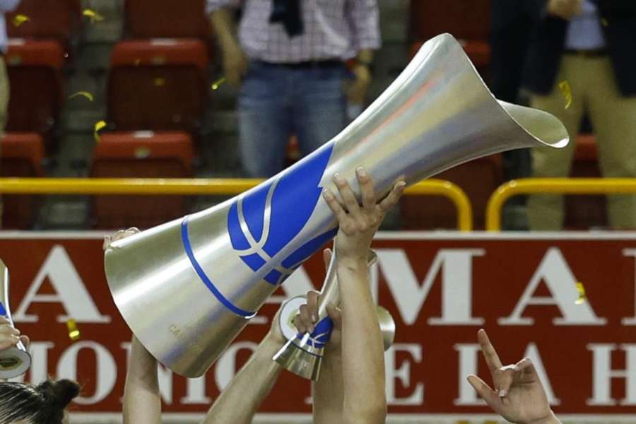 El trofeo de campeonas espera a uno de los ocho contendientes en playoffs