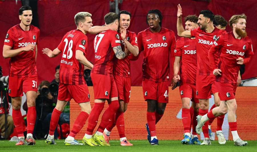Le défenseur allemand de Fribourg Lukas Kübler célèbre le premier but de son équipe avec ses coéquipiers lors de la demi-finale retour de Ligue Europa entre Fribourg et Braga, le 7 mai 2026. Le défenseur allemand de Fribourg Lukas Kübler célèbre le premier but de son équipe avec ses coéquipiers lors de la demi-finale retour de Ligue Europa entre Fribourg et Braga, le 7 mai 2026.