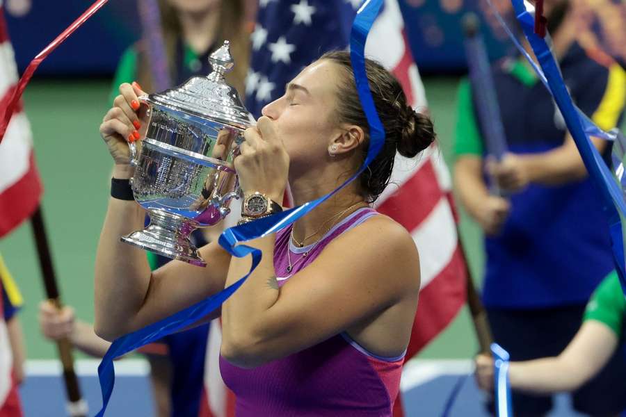 Aryna Sabalenka cu trofeul de la US Open